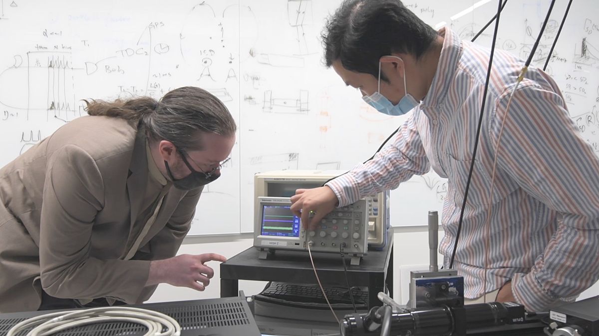 teachers observing a quantum science lab
